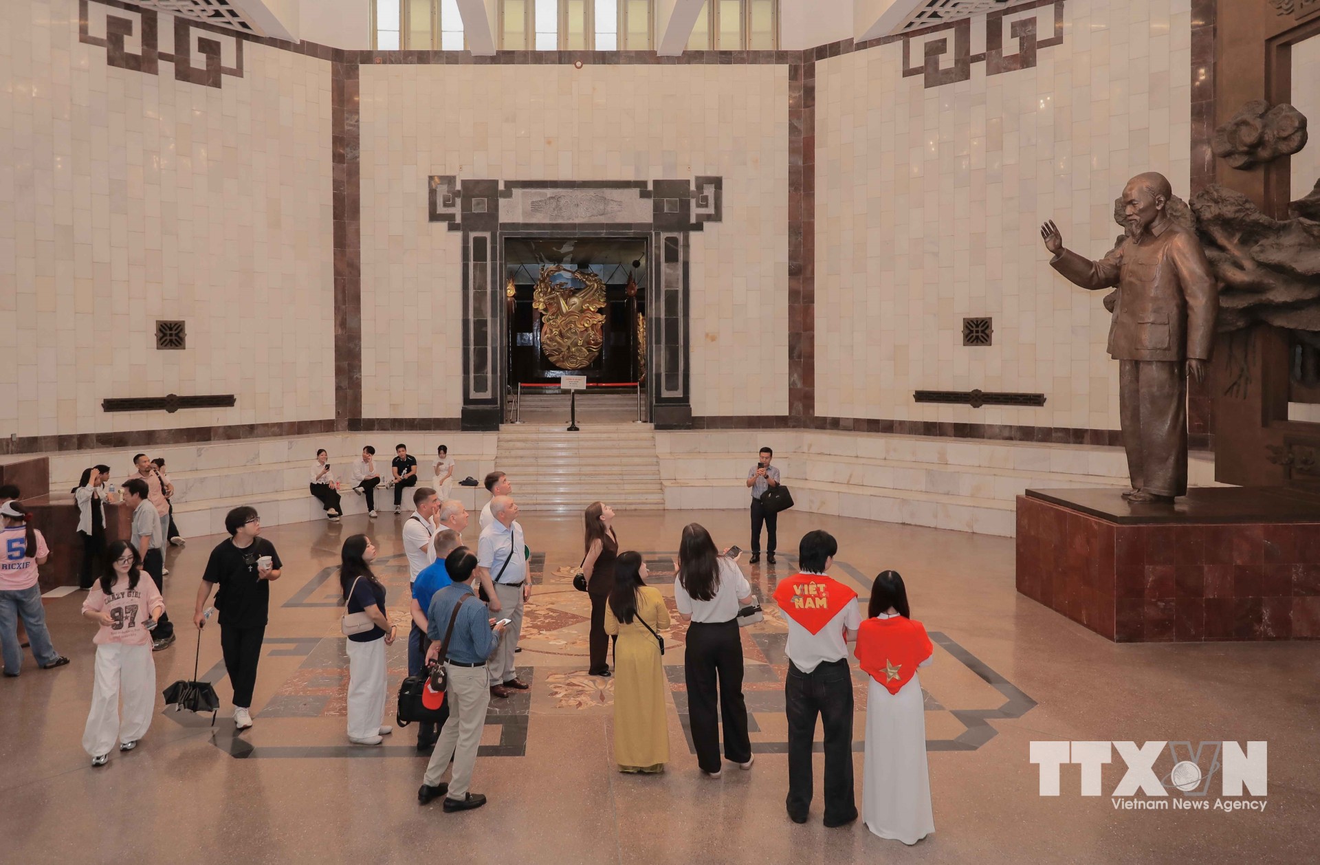 Công tác ứng dụng công nghệ thông tin và đẩy mạnh số hóa đang được Bảo tàng Hồ Chí Minh tích cực triển khai, góp phần đổi mới phương thức quản lý, bảo tồn và phát huy giá trị di sản. (Ảnh: Phan Phương/TTXVN)